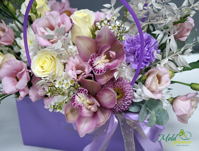 Сумочка с розами, эустомой, хризантемой и орхидеями Фото